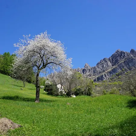 Apartment Haven, Cosy Just Steps From Lake, Newly-renovated! Lecco