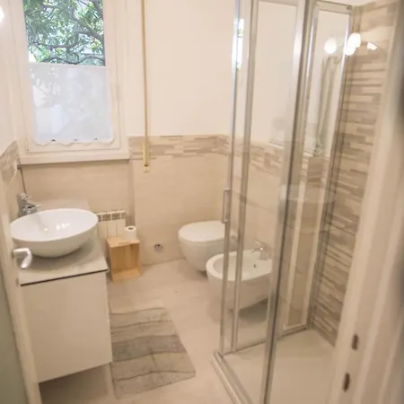 Haven, Cosy A Few Steps From Lake, Newly-renovated! Apartament Lecco